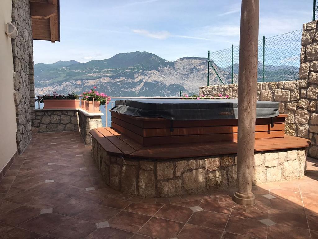 Bmp Apartment Deluxe 1 Jacuzzi Riscaldata Privata Vista Lago Di Garda Brenzone sul Garda Exteriör bild
